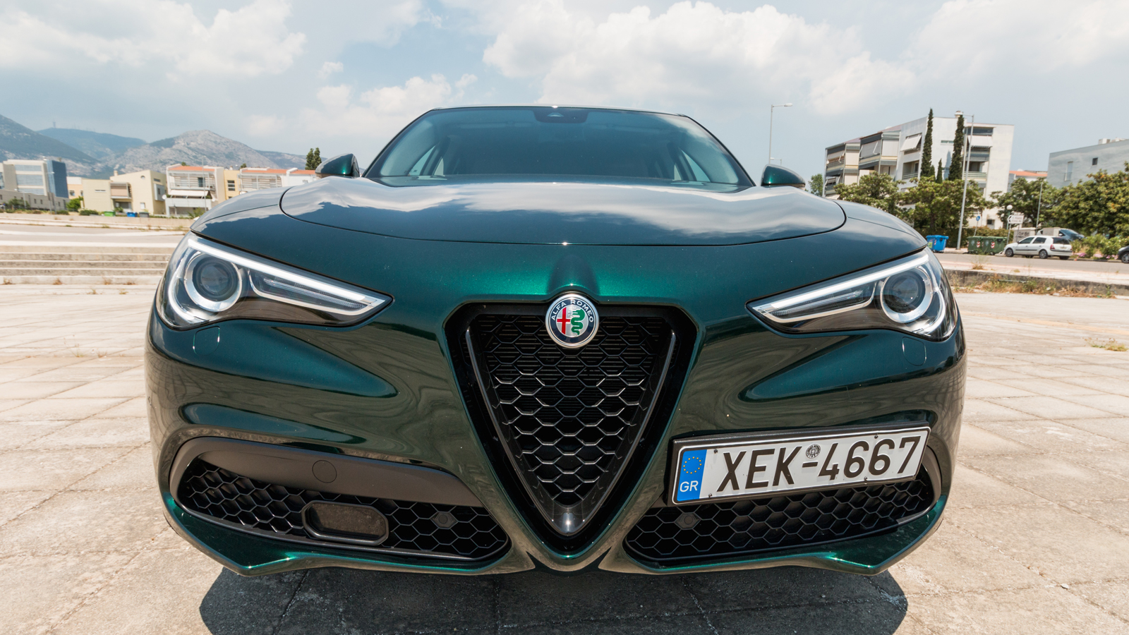 Η σχεδίαση της Alfa Romeo Stelvio καταφέρνει να ισορροπεί μεταξύ κομψότητας, επιβλητικότητας και σπορτίφ στοιχείων